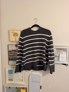 NWOT medium Abercrombie Striped Crewneck Knit Sweater - Charcoal & White